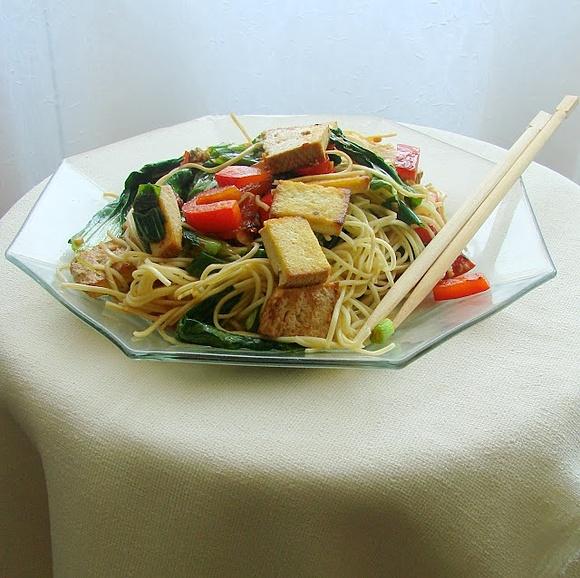 Szybkie stir-fry z tofu, pak choi i papryką w azjatyckim stylu