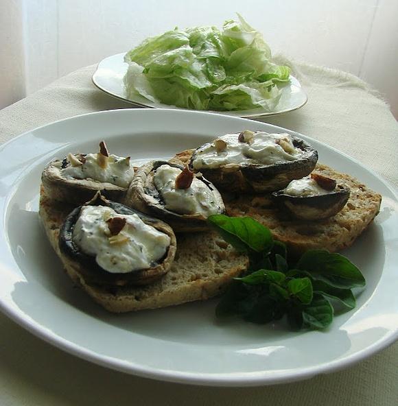 Tosty z pieczarkami faszerowanymi ricottą