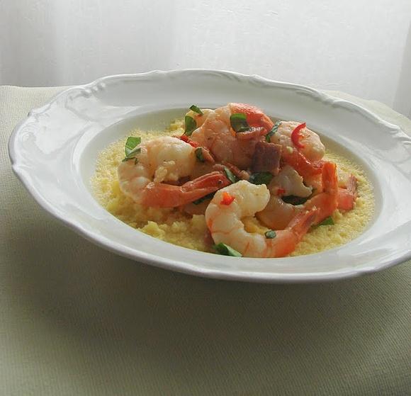 Krewetki z szynką parmeńską na polencie