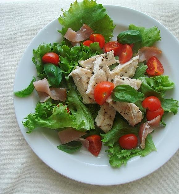 Sałatka z kurczakiem, parmezanem i pomidorkami