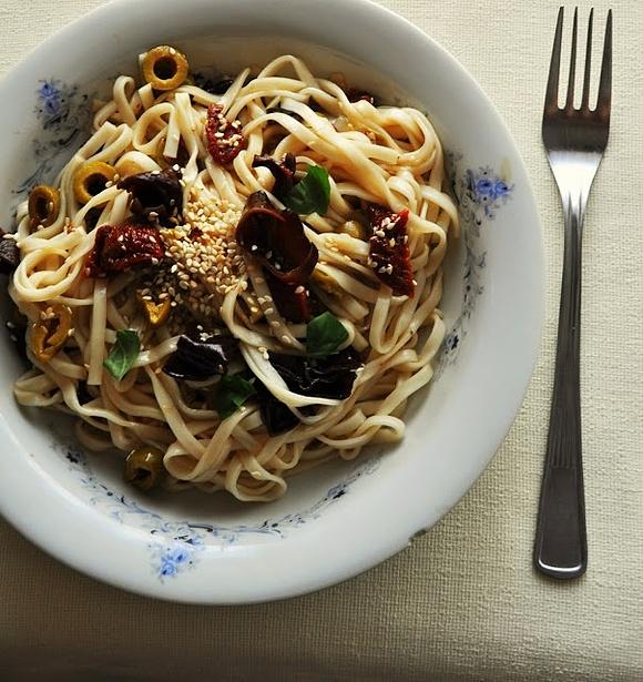 Udon z suszonymi pomidorami, grzybami mun i oliwkami
