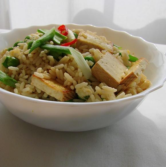 Smażony ryż z wędzonym tofu i groszkiem