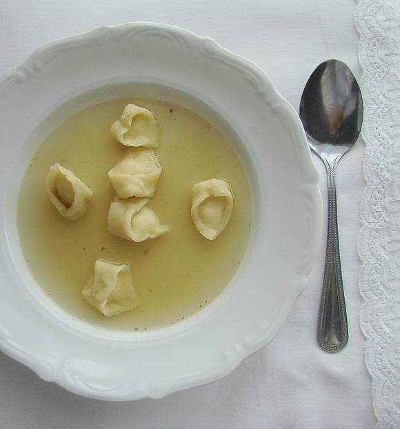 Tortellini w rosole z pieczonej kaczki