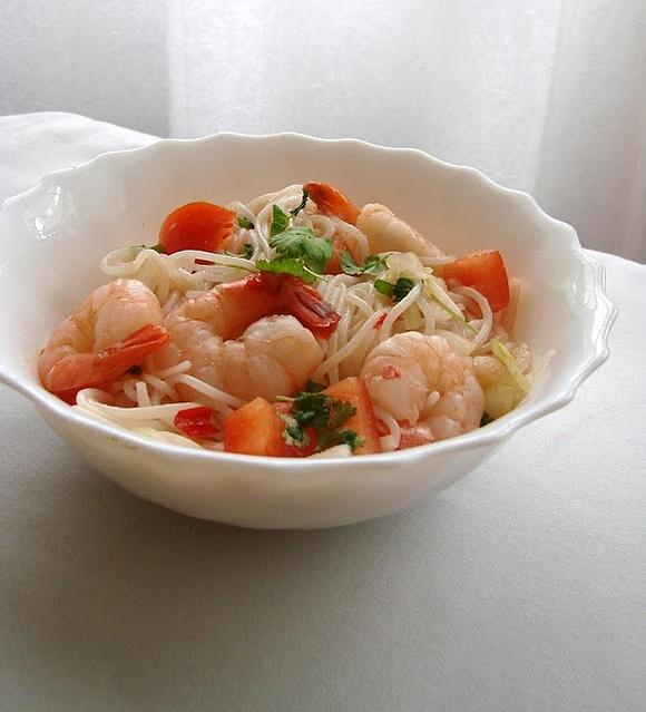 Tajska sałatka z krewetkami yum woon sen