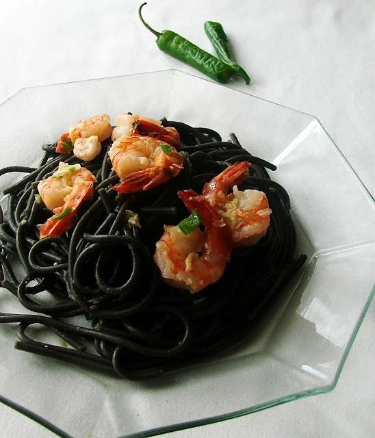 Czarne spaghetti z krewetkami w wietnamskim sosie