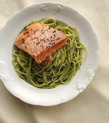 Łosoś z trawą cytrynową na makaronie z rukolą