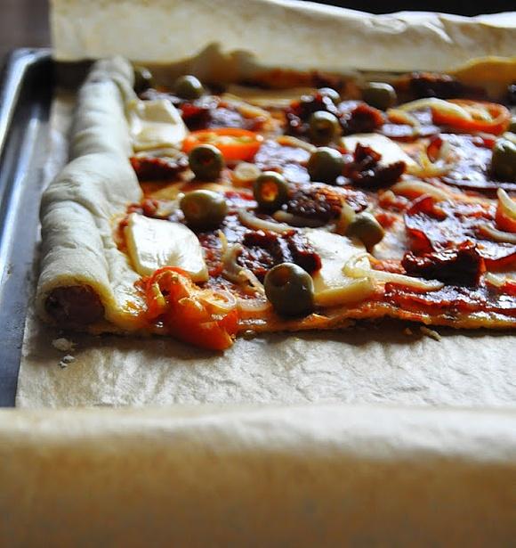 Pizza z hiszpańskimi dodatkami
