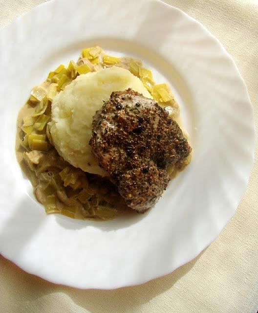 Dzik na kremowych porach i puree z pasternakiem