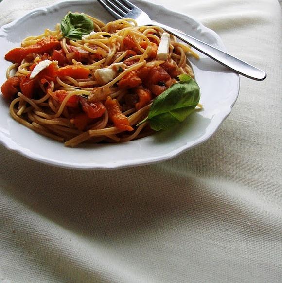 Makaron z pomidorami i pieczoną papryką