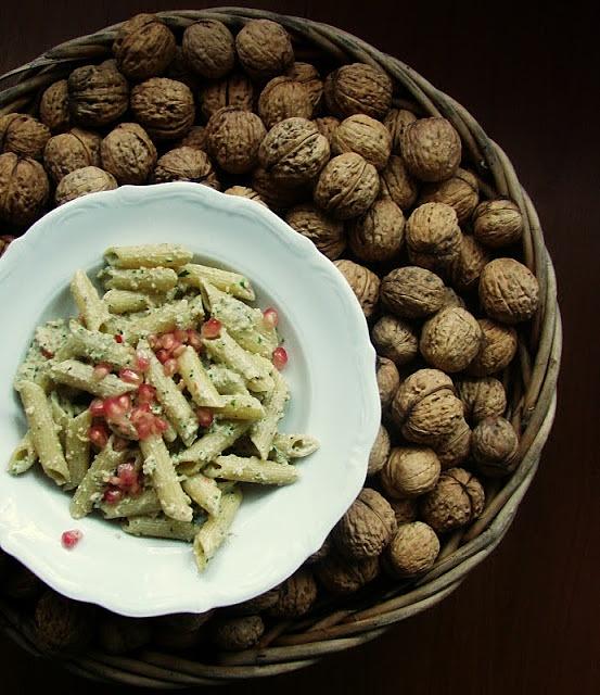 Penne z sosem orzechowym i granatem