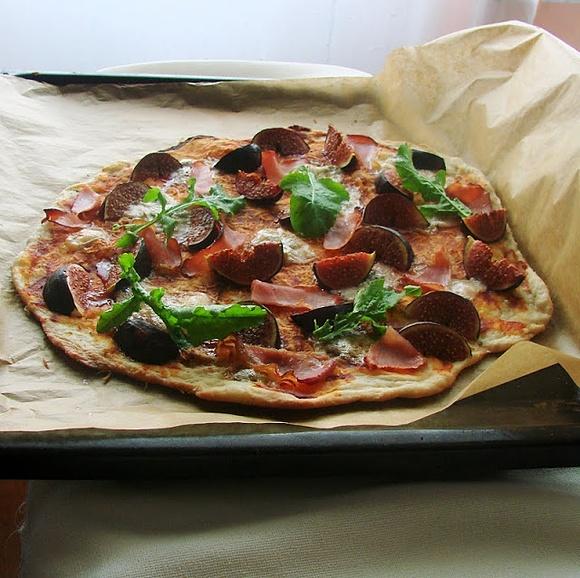 Pizza z figami, szynką parmeńską i gorgonzolą