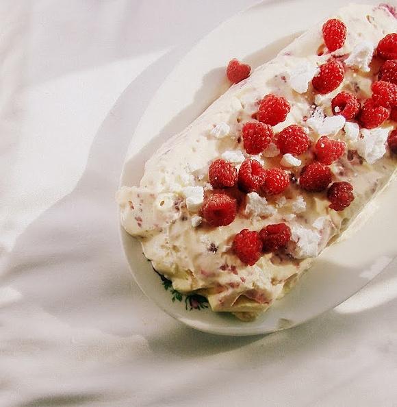 Semifreddo z malinami i bezami