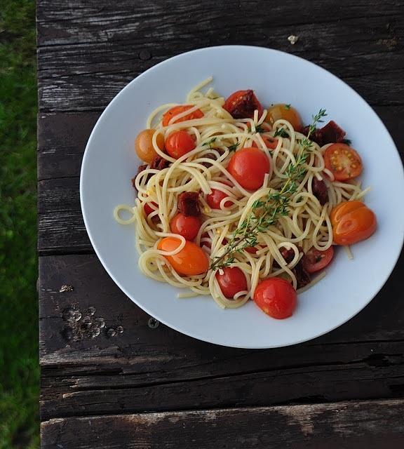 Spaghetti z pomidorami, octem balsamicznym i suszonymi w oliwie