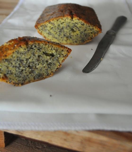 Bananowy chlebek z makiem i cytryną