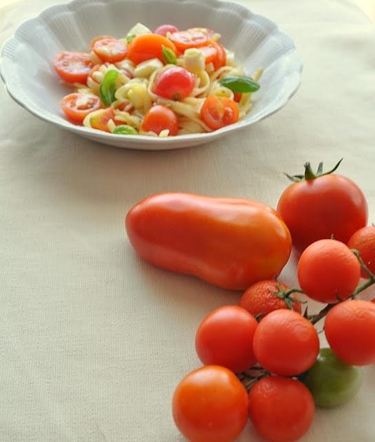 Tagliatelle z pomidorami i mozzarellą