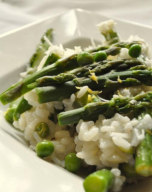Risotto ze szparagami, groszkiem i miętą – delikatne, cytrynowe