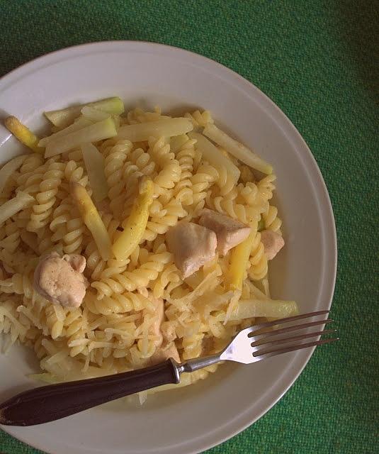 Świderki z szparagami, kalarepką i kurczakiem