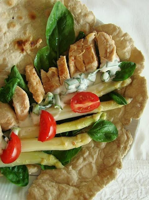Tortilla z indykiem, szparagami i bazyliowym sosem