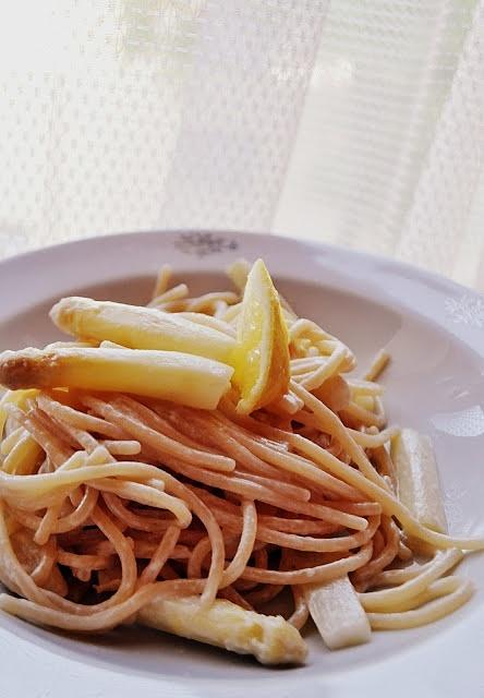 Spaghetti ze szparagami na patelni
