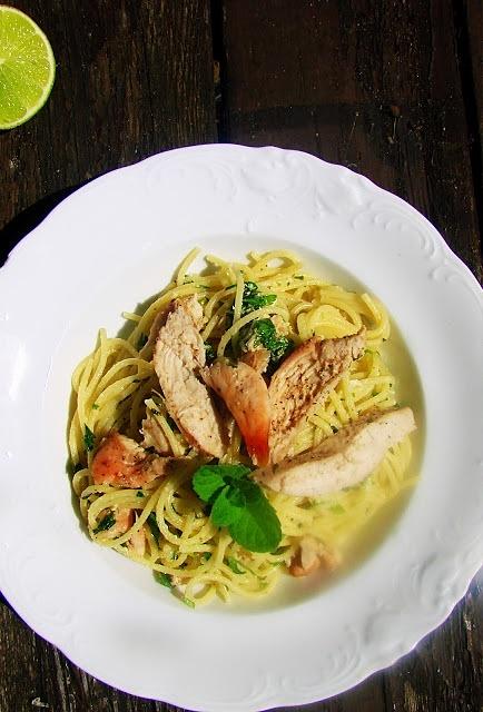 Spaghetti z pietruszkowym pesto, limonką i kurczakiem