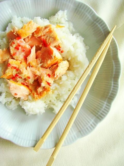 Łosoś w azjatyckim sosie z ryżem do sushi