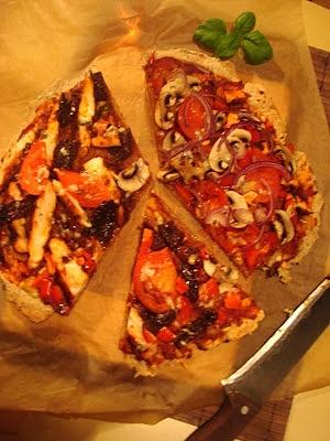 Pizza na żytnim spodzie z pomidorami i kurczakiem