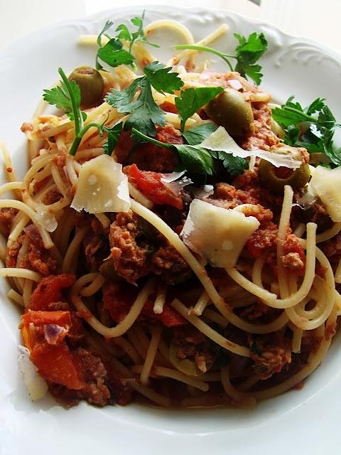 Spaghetti w sosie pomidorowym z tuńczykiem