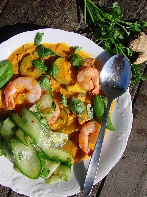 Curry z owocami morza i ogórkiem po azjatycku