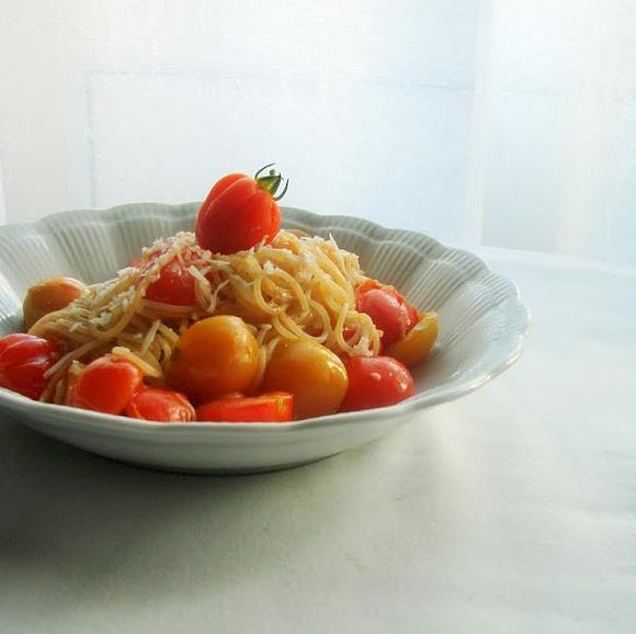 Spaghetti z pomidorami, białym winem i czosnkiem