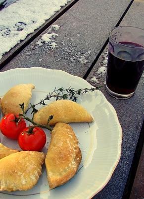 Pieczone drożdżowe pierożki i buraczany zakwas