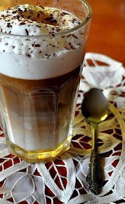 Latte macchiato z kawą i mlekiem - jak przygotować i podać