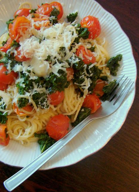 Spaghetti z jarmużem i pomidorkami