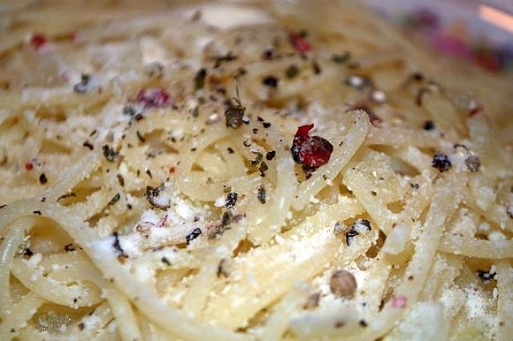 Spaghetti z pieprzem i parmezanem