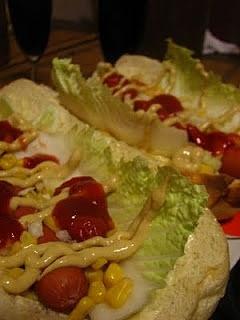 Domowe hot dogi z różnymi dodatkami
