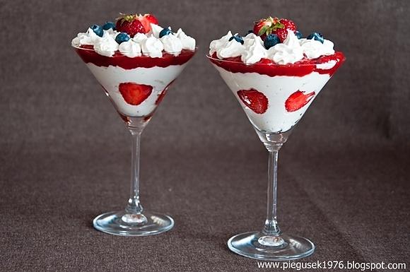 Rabarbarowo-bananowy deser z kruszoną bezą i mascarpone