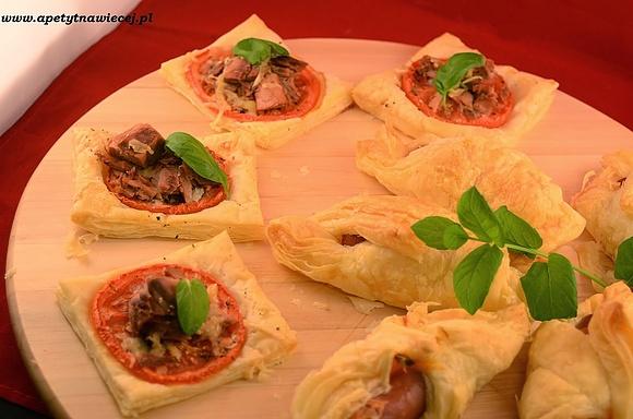Ciasto francuskie na ciepłą kolację lub imprezową przekąskę