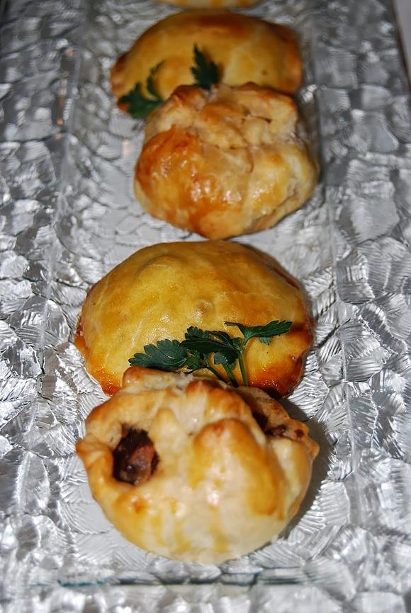 Hiszpańskie empanadas pieczone mięsne pierożki