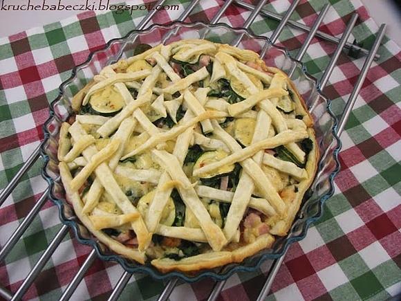 Tarta z ciasta francuskiego z wędzonym kurczakiem i warzywami