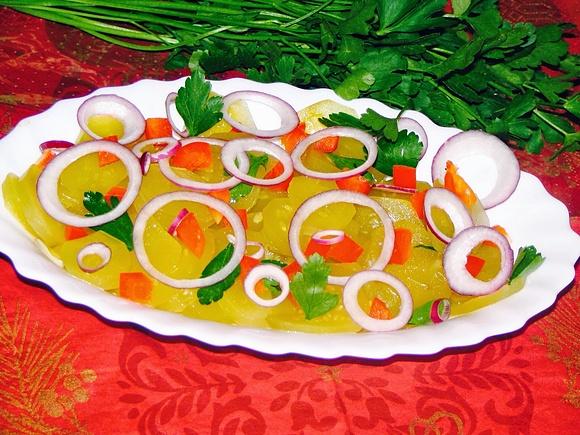 Sałatka do obiadu z ogórków kiszonych, papryki i cebuli