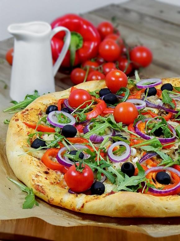 Pizza z sosem pomidorowym i pieczonym kurczakiem