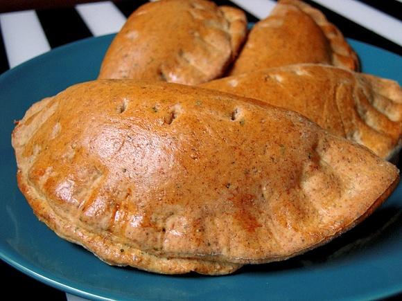Razowe mini pizze calzone z pieczarkami i szynką