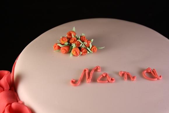 Tort z płatkami róży na urodziny Nany