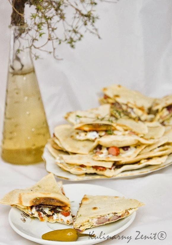 Quesadilla z czerwoną fasolką i frankfurterkami