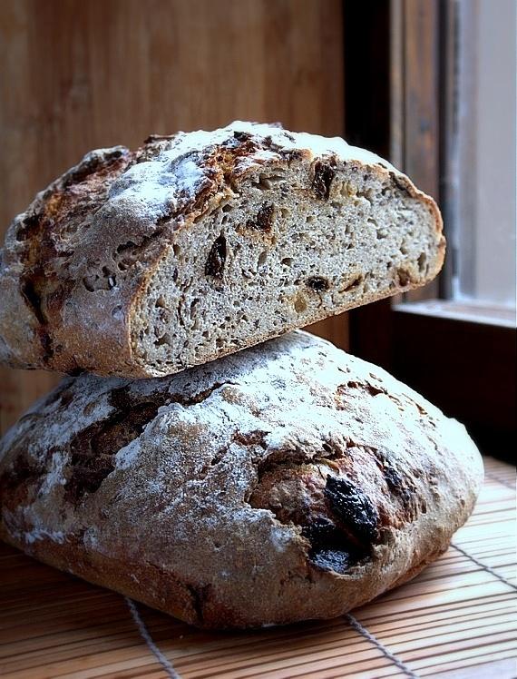 Levain z lnianym siemieniem i suszonymi śliwkami
