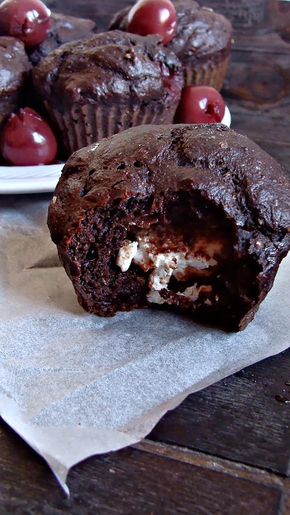 Pełnoziarniste muffiny z wiśniami a'la czarny las z ricottą i miodem