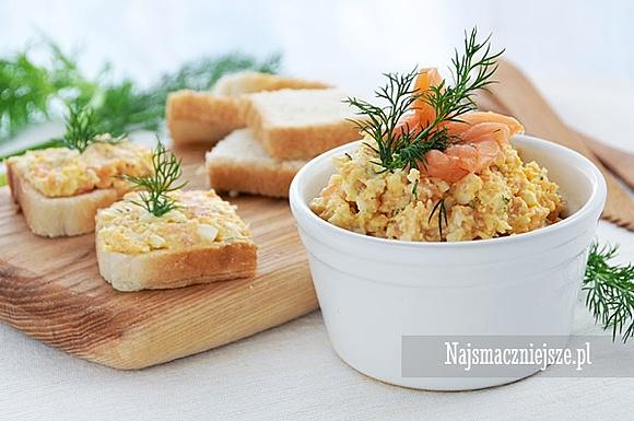 Pasta jajeczna z wędzonym łososiem