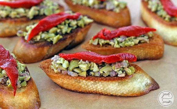Grzanki z marynowaną papryką i anchois