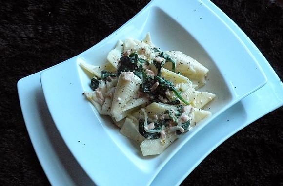 Conchiglioni z łososiem, szpinakiem i mlekiem kokosowym
