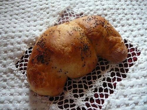 Maślane rogaliki drożdżowe na śniadanie