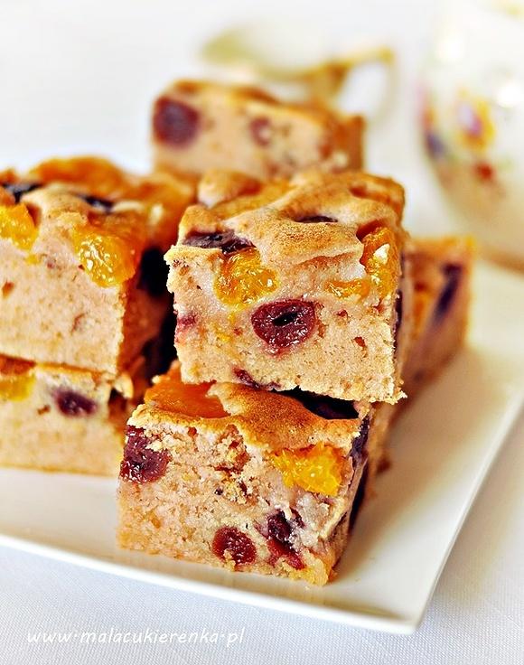 Szybkie różowe ciasto z wiśniami i mandarynkami